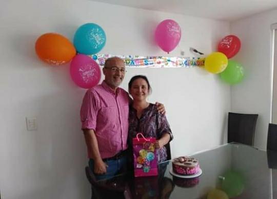 La cumpleañera junto a su esposo Armando Vargas.